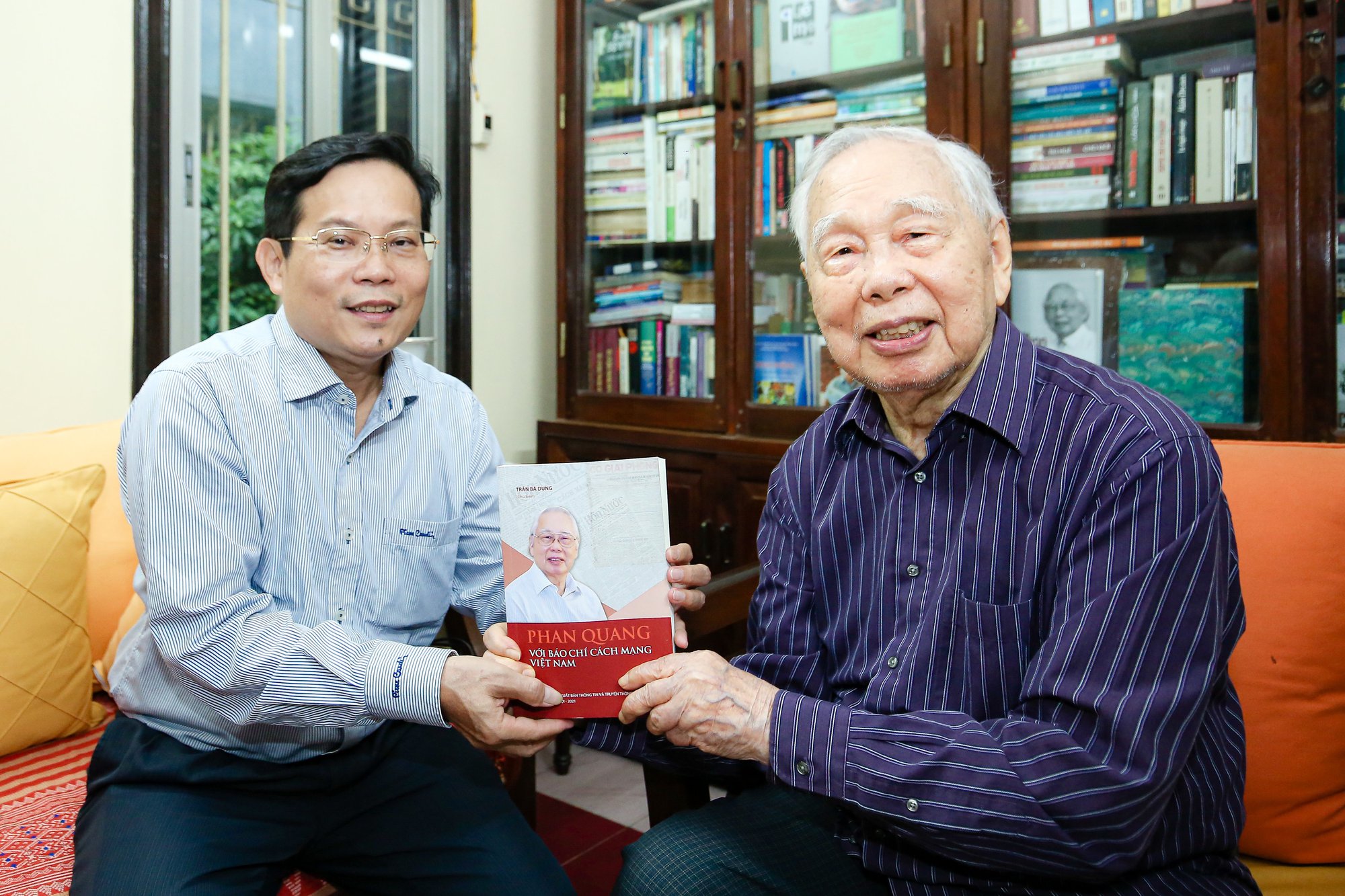 Mai v&agrave;ng nh&acirc;n &aacute;i thăm nh&agrave; b&aacute;o l&atilde;o th&agrave;nh Phan Quang v&agrave; nh&agrave; thơ Phan Thị Thanh Nh&agrave;n - Ảnh 4.
