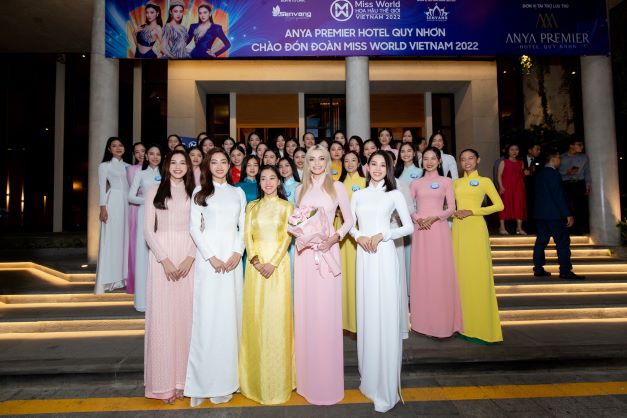 Hoa hậu Thế giới 2021 Karolina Bielawski duy&ecirc;n d&aacute;ng trong &aacute;o d&agrave;i Việt - Ảnh 4.