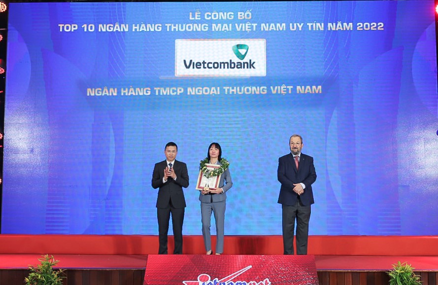 L&acirc;̀n thứ 7 li&ecirc;n ti&ecirc;́p, Vietcombank đứng đầu Top 10 ng&acirc;n h&agrave;ng uy t&iacute;n - Ảnh 2.