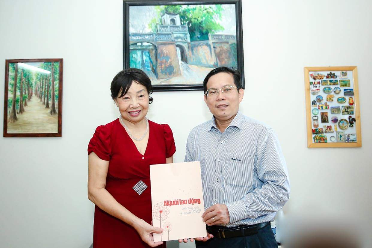 Mai v&agrave;ng nh&acirc;n &aacute;i thăm nh&agrave; b&aacute;o l&atilde;o th&agrave;nh Phan Quang v&agrave; nh&agrave; thơ Phan Thị Thanh Nh&agrave;n - Ảnh 5.