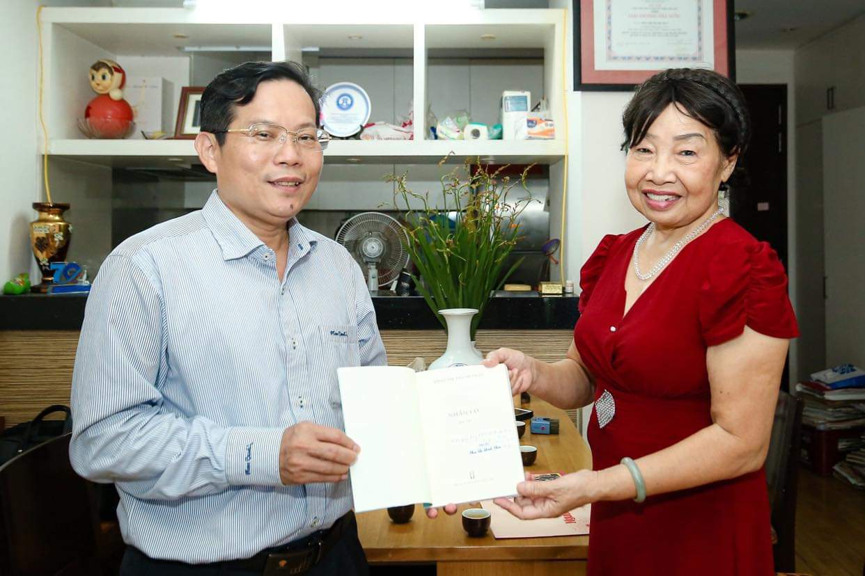 Mai v&agrave;ng nh&acirc;n &aacute;i thăm nh&agrave; b&aacute;o l&atilde;o th&agrave;nh Phan Quang v&agrave; nh&agrave; thơ Phan Thị Thanh Nh&agrave;n - Ảnh 7.
