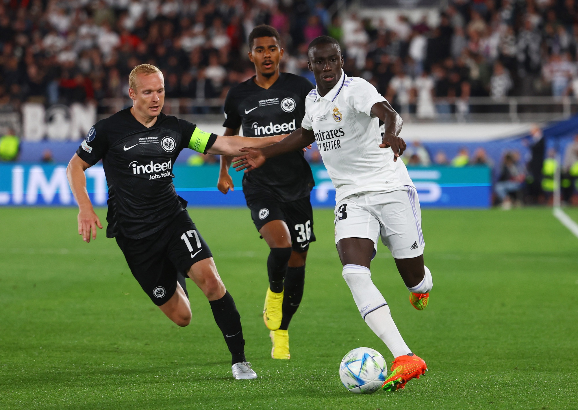 Đ&aacute;nh bại nh&agrave; v&ocirc; địch Europa League, Real Madrid đoạt Si&ecirc;u c&uacute;p ch&acirc;u &Acirc;u - Ảnh 1.