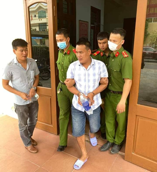 Người đ&agrave;n &ocirc;ng đi xe SH l&agrave;m chuyện lạ giữa phố bị khởi tố - Ảnh 1.