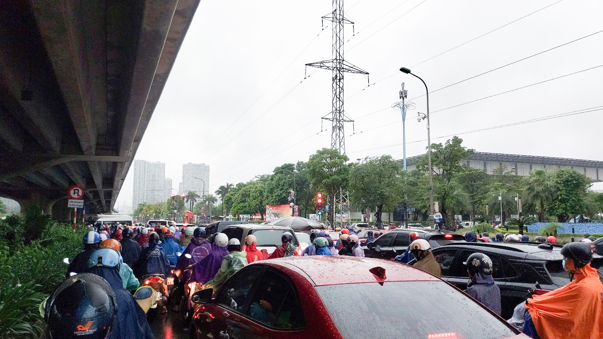 Hà Nội: Nhiều tuyến phố ngập sâu, giao thông ùn tắc, hỗn loạn - Ảnh 11.