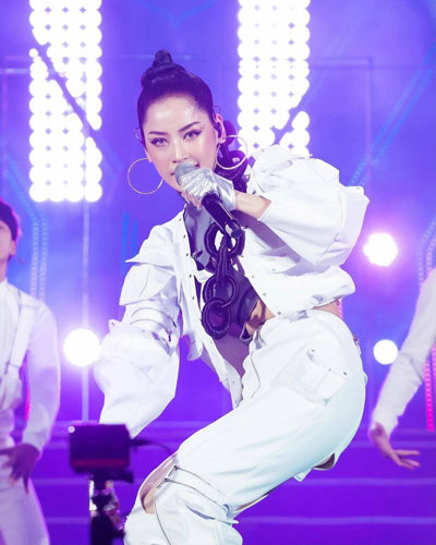 Cứ vào phòng thu, cầm mic lên là thành ca sĩ?