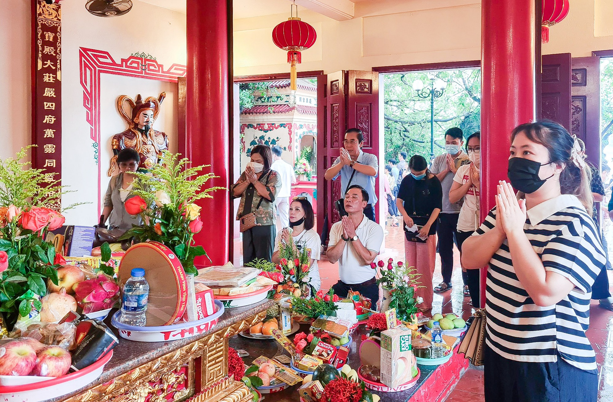 Người dân đổ về Phủ Tây Hồ làm lễ rằm tháng 7 sau cơn mưa kéo dài