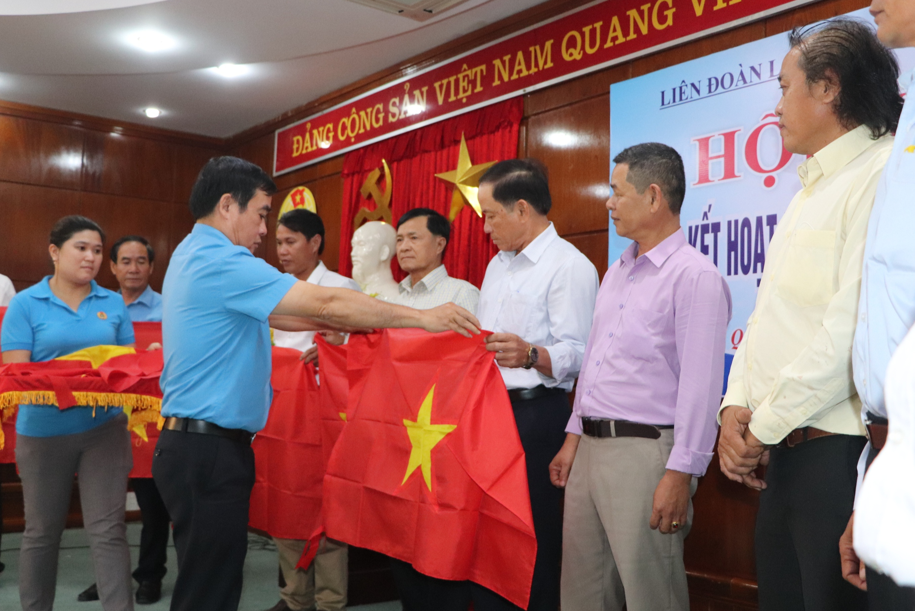 Quảng Nam: 9 nghiệp đo&agrave;n nghề c&aacute; tiếp nhận 7.000 l&aacute; cờ Tổ quốc - Ảnh 2.
