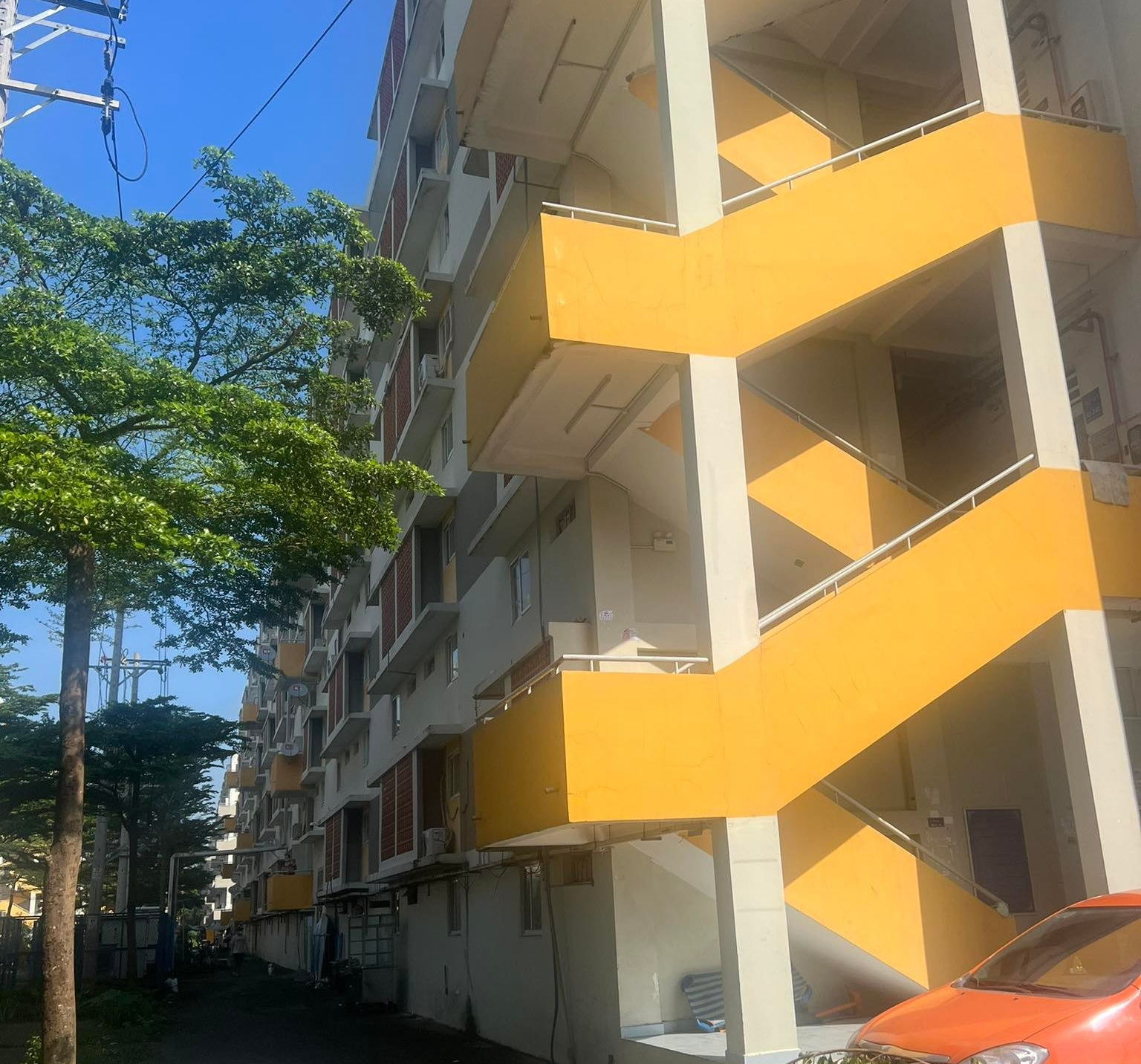Một huấn luyện viên ở Bình Dương tử vong nghi do rơi lầu