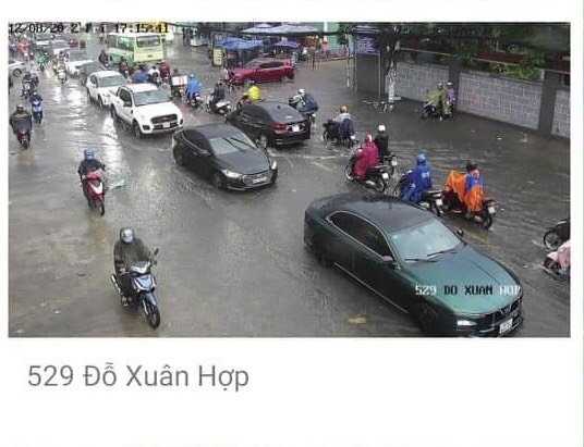 TP HCM: Nhiều tuyến đường ngập, kẹt xe vào giờ tan tầm - Ảnh 9.
