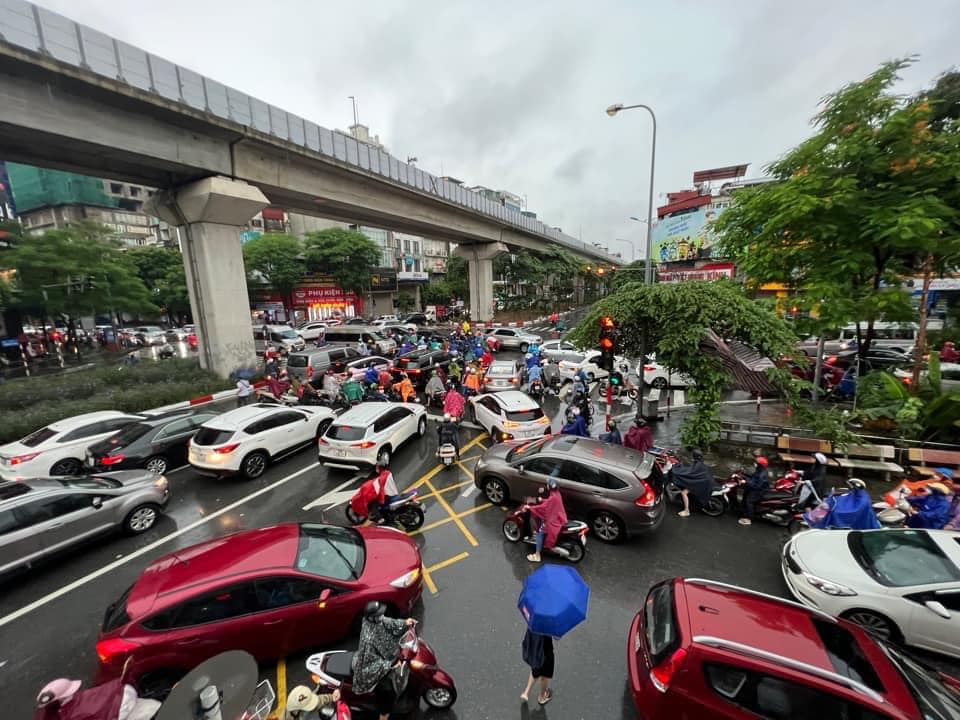 Hà Nội: Nhiều tuyến phố ngập sâu, giao thông ùn tắc, hỗn loạn