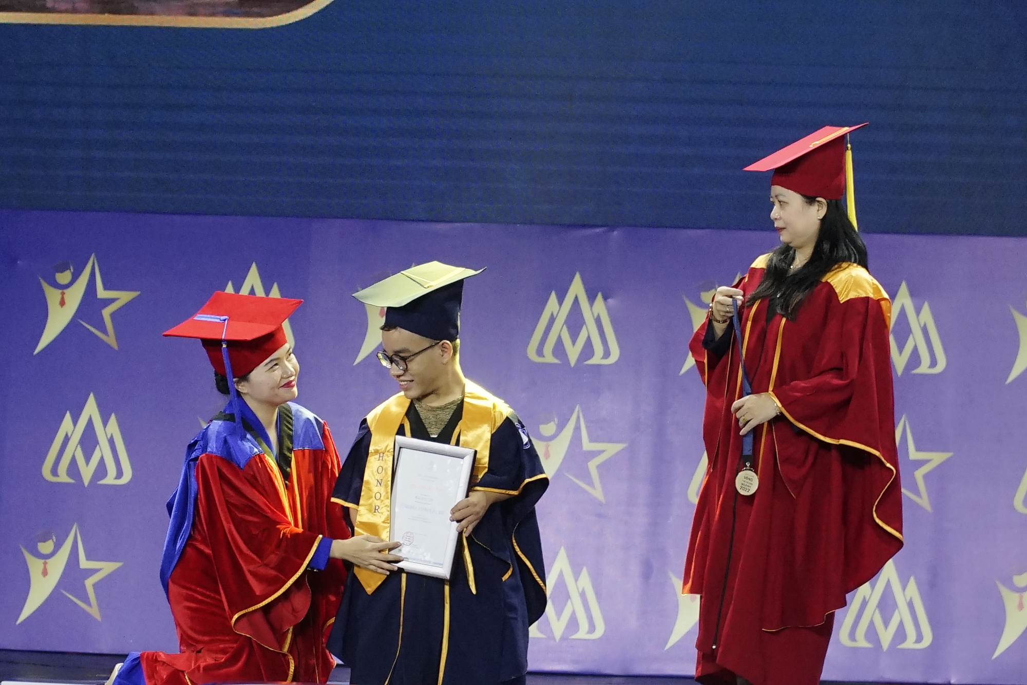 X&uacute;c động h&igrave;nh ảnh hiệu trưởng &ldquo;quỳ gối&rdquo; trao bằng tốt nghiệp cho sinh vi&ecirc;n đặc biệt - Ảnh 2.