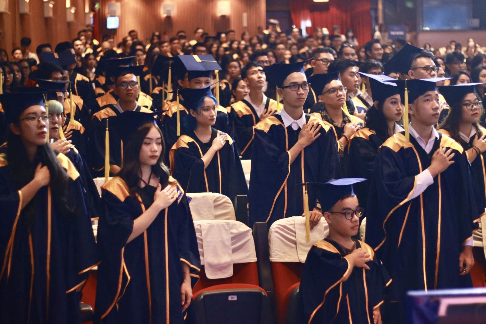 X&uacute;c động h&igrave;nh ảnh hiệu trưởng &ldquo;quỳ gối&rdquo; trao bằng tốt nghiệp cho sinh vi&ecirc;n đặc biệt - Ảnh 4.