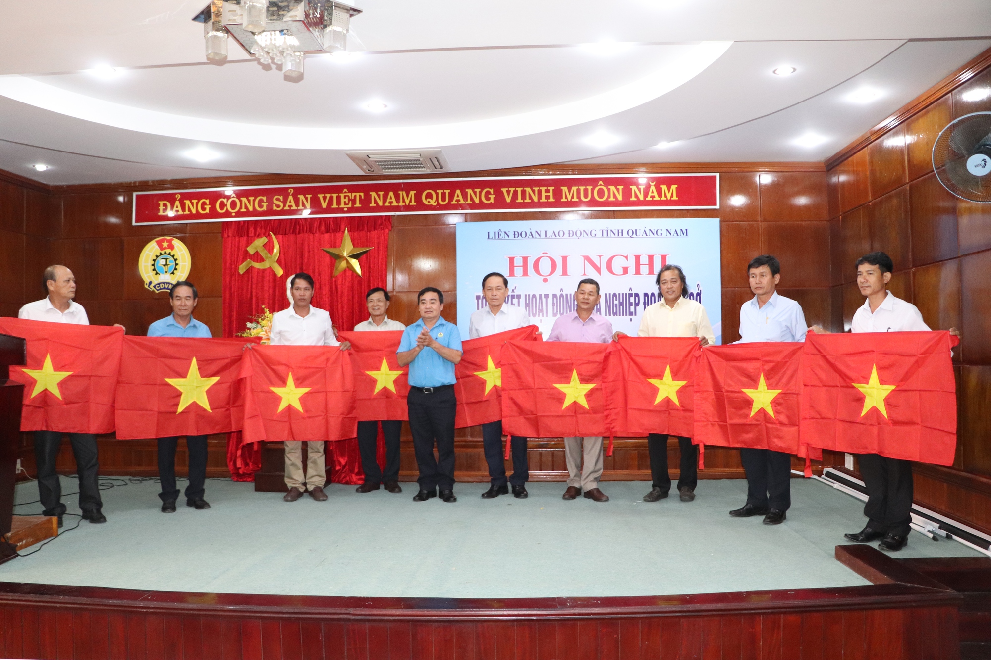 Quảng Nam: 9 nghiệp đoàn nghề cá tiếp nhận 7.000 lá cờ Tổ quốc