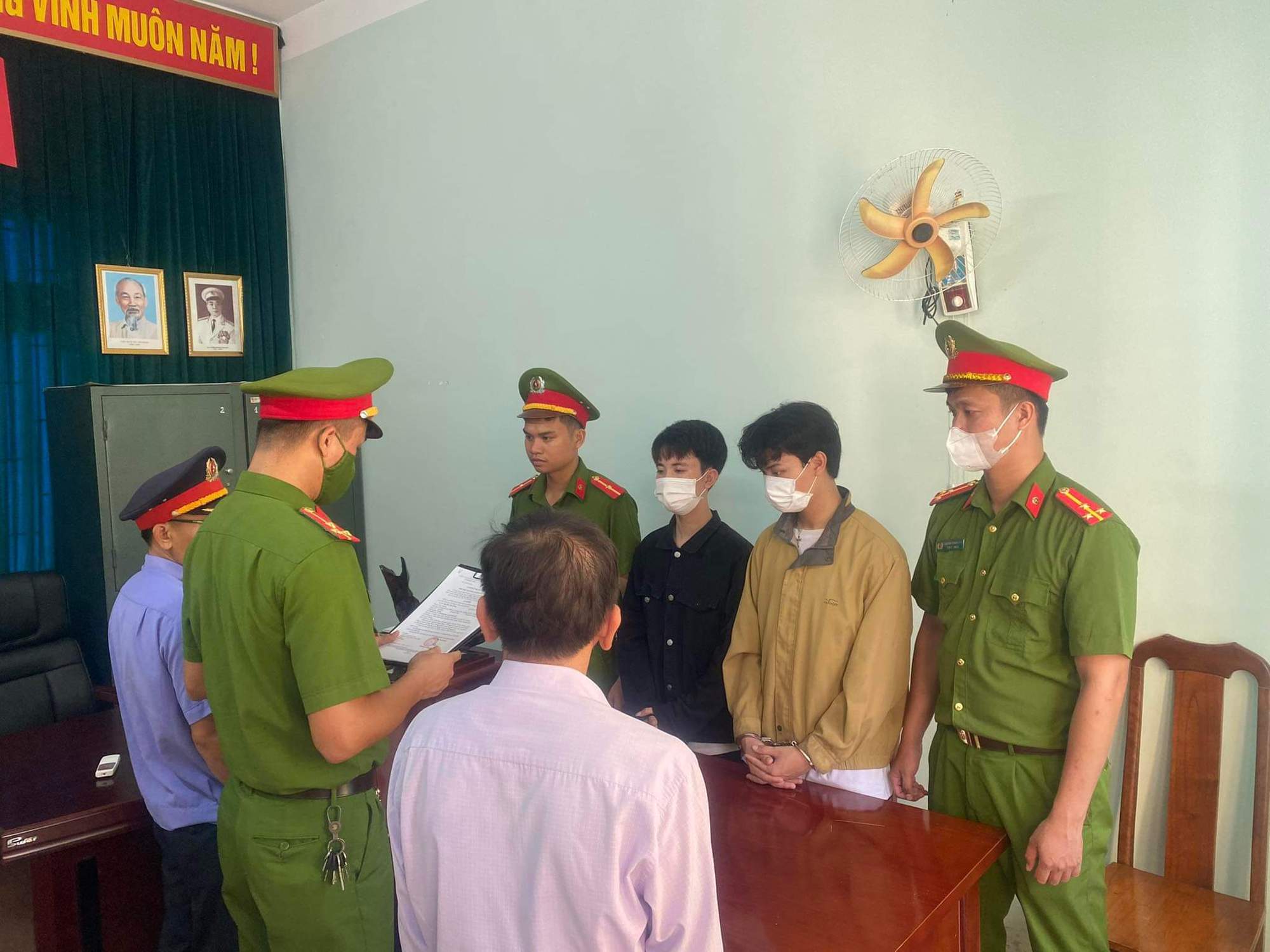 Tạm giam 2 nhóm học sinh hỗn chiến kinh hoàng ở quán karaoke