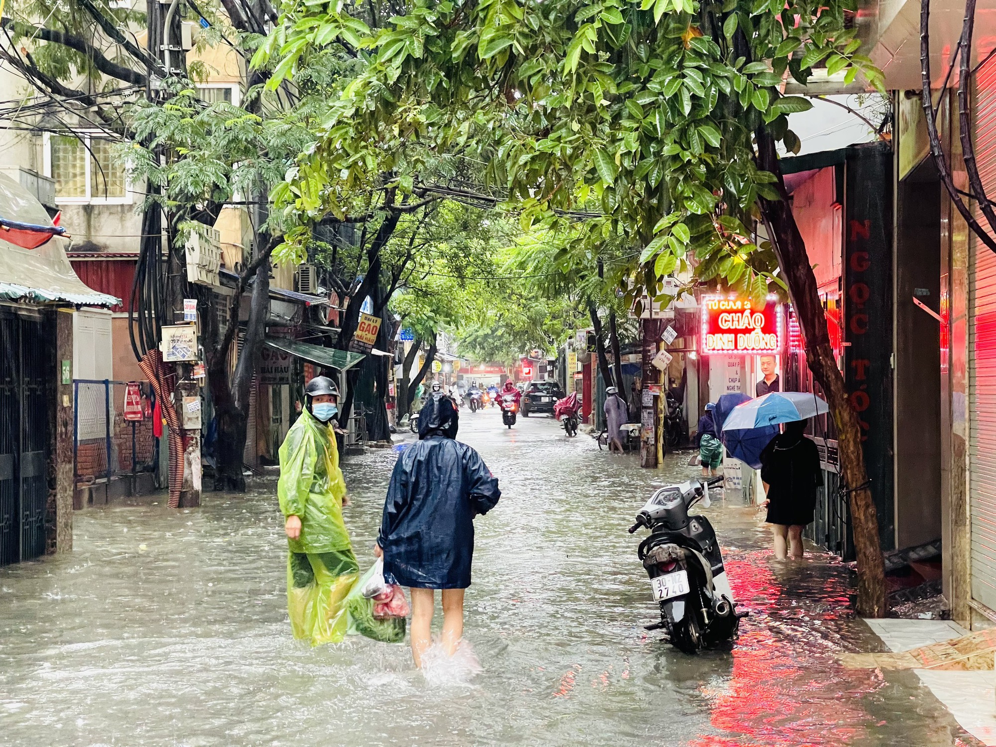 Hà Nội: Nhiều tuyến phố ngập sâu, giao thông ùn tắc, hỗn loạn - Ảnh 3.