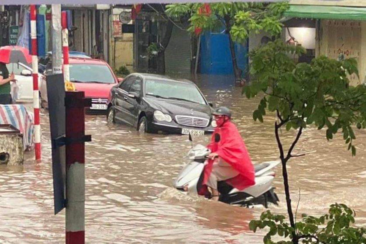 Hà Nội: Nhiều tuyến phố ngập sâu, giao thông ùn tắc, hỗn loạn - Ảnh 22.