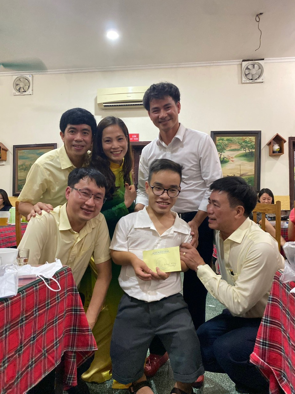X&uacute;c động h&igrave;nh ảnh hiệu trưởng &ldquo;quỳ gối&rdquo; trao bằng tốt nghiệp cho sinh vi&ecirc;n đặc biệt - Ảnh 7.