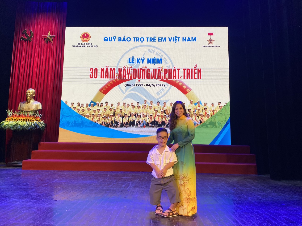 X&uacute;c động h&igrave;nh ảnh hiệu trưởng &ldquo;quỳ gối&rdquo; trao bằng tốt nghiệp cho sinh vi&ecirc;n đặc biệt - Ảnh 8.