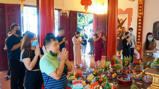 Người dân đổ về Phủ Tây Hồ làm lễ rằm tháng 7 sau cơn mưa kéo dài - Ảnh 13.
