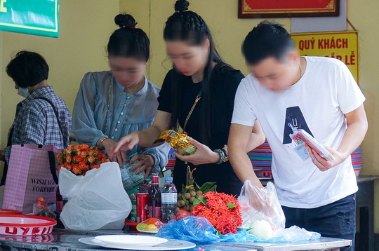 Người dân đổ về Phủ Tây Hồ làm lễ rằm tháng 7 sau cơn mưa kéo dài - Ảnh 7.