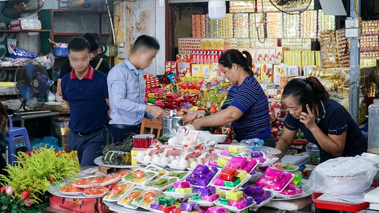 Người dân đổ về Phủ Tây Hồ làm lễ rằm tháng 7 sau cơn mưa kéo dài - Ảnh 2.