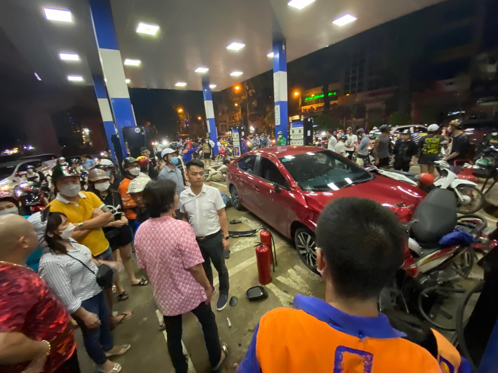 Xế hộp bất ngờ lao vào cây xăng tông hàng loạt xe máy, người bị thương la liệt - Ảnh 4.
