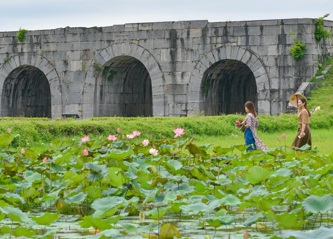 Ngỡ ngàng trước cảnh thanh bình ở di sản Thành nhà Hồ