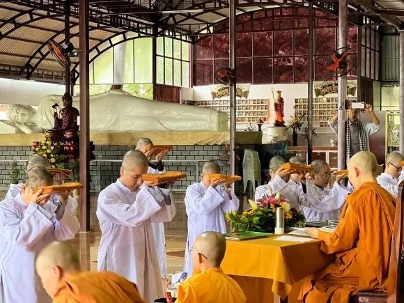 Sau lùm xùm nợ nần, Á hậu Khánh Phương xuống tóc đi tu