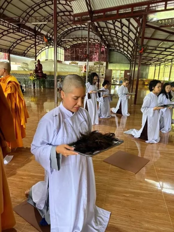 Sau l&ugrave;m x&ugrave;m nợ nần, &Aacute; hậu Kh&aacute;nh Phương xuống t&oacute;c đi tu - Ảnh 1.