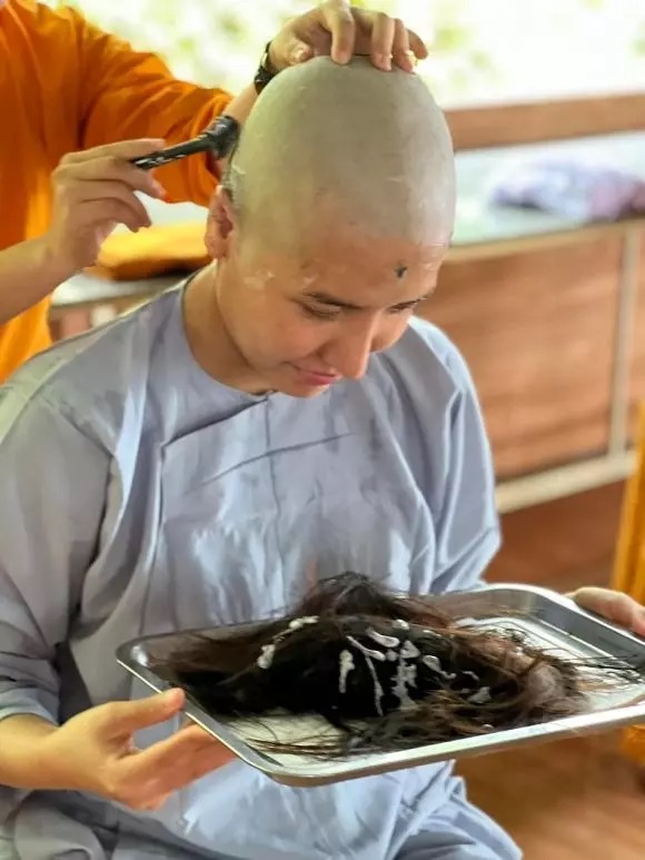 Sau l&ugrave;m x&ugrave;m nợ nần, &Aacute; hậu Kh&aacute;nh Phương xuống t&oacute;c đi tu - Ảnh 2.