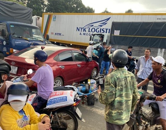 Xe tải tông hàng loạt ôtô, xe máy ở Đồng Nai: Các xe đang dừng chờ qua đường
