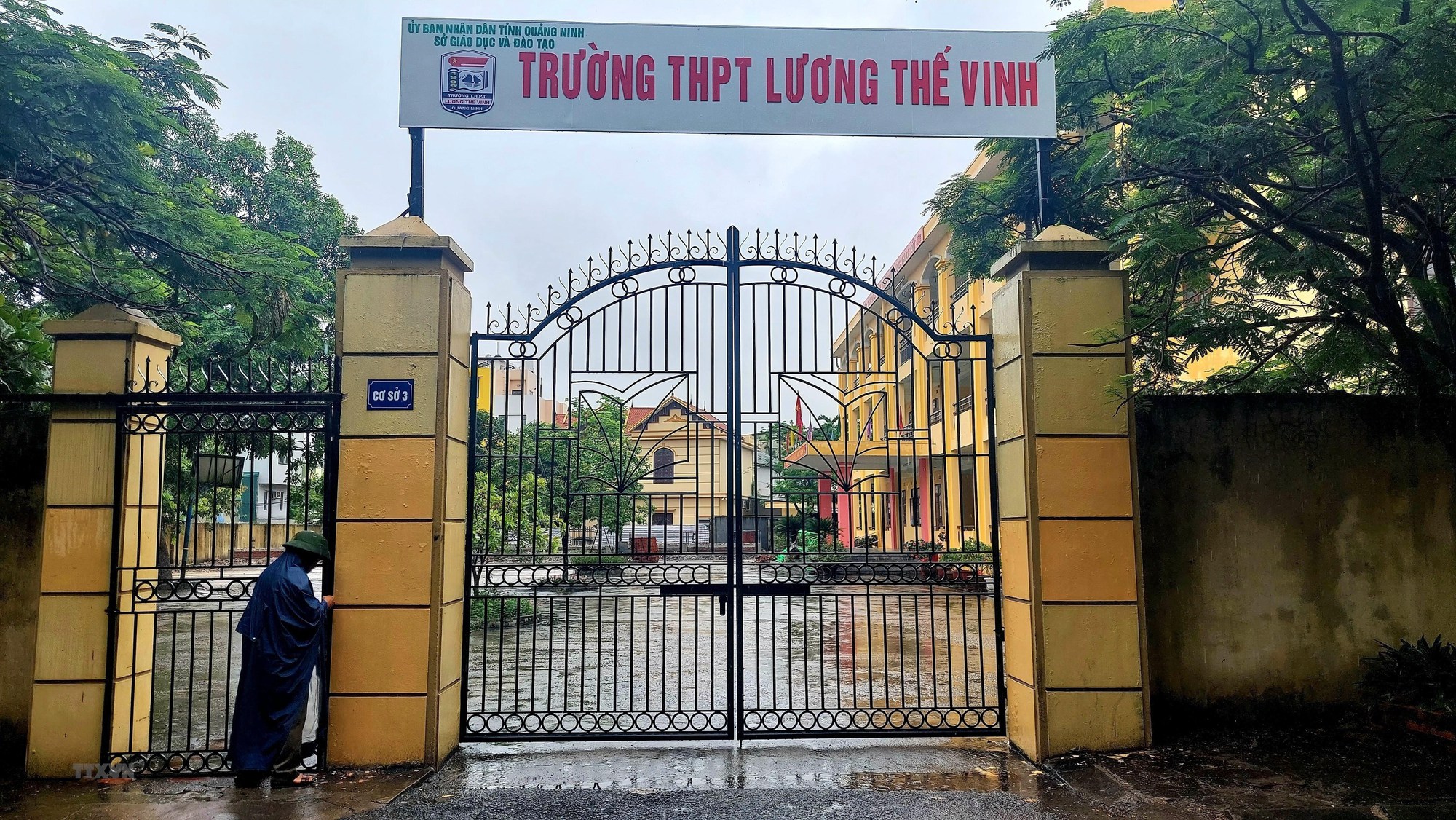 135 học sinh lớp 10 ở Quảng Ninh bất ngờ bị yêu cầu rời khỏi trường ngay khi đang học