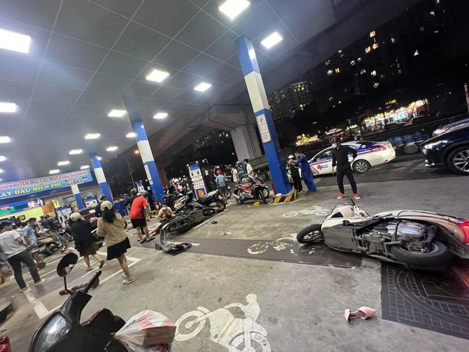 Xế hộp bất ngờ lao vào cây xăng tông hàng loạt xe máy, người bị thương la liệt - Ảnh 1.