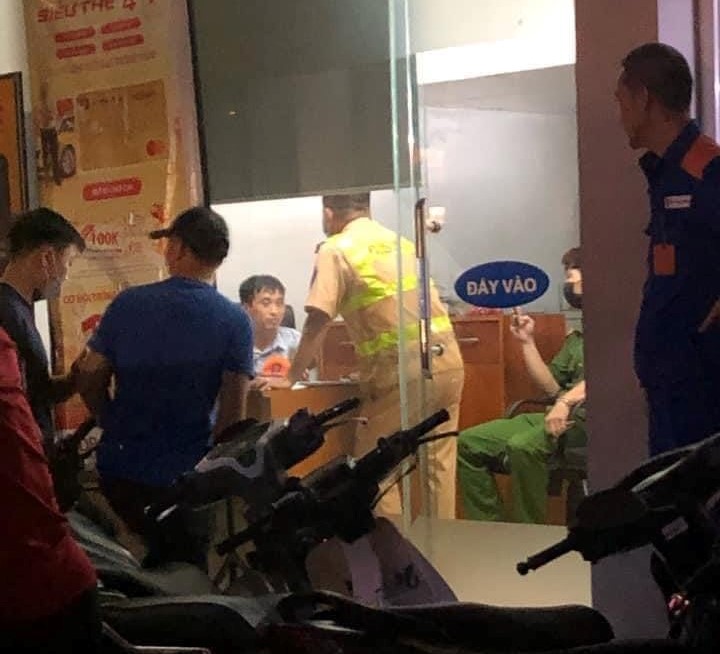 Xế hộp bất ngờ lao vào cây xăng tông hàng loạt xe máy, người bị thương la liệt - Ảnh 11.