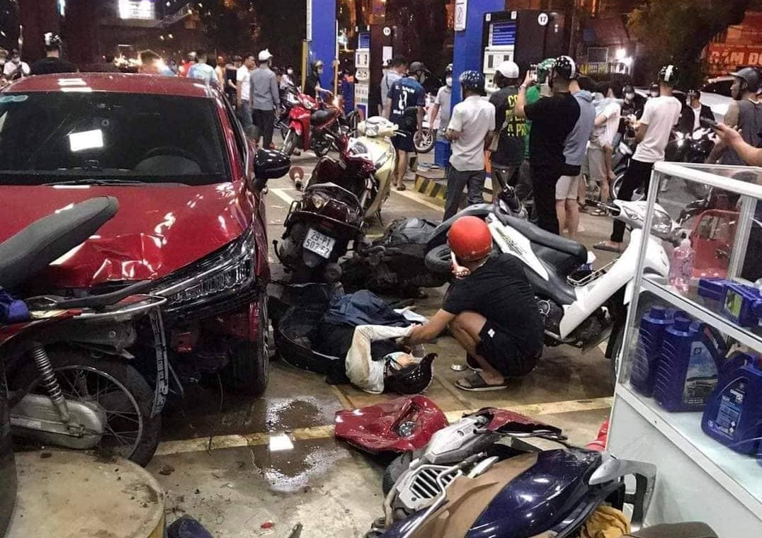 Xế hộp bất ngờ lao vào cây xăng tông hàng loạt xe máy, người bị thương la liệt