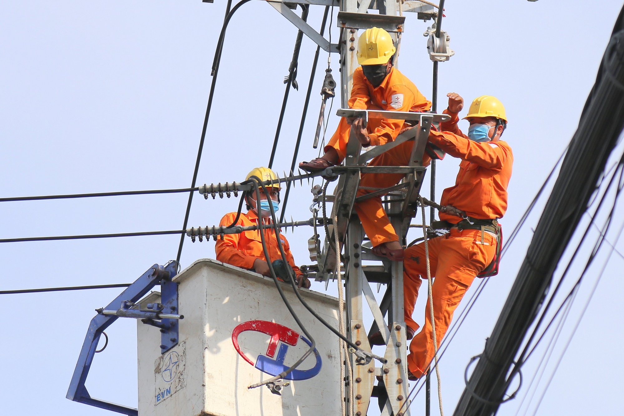 EVNCPC đoàn kết, vượt qua khó khăn, hoàn thành nhiệm vụ cung cấp điện - Ảnh 4.
