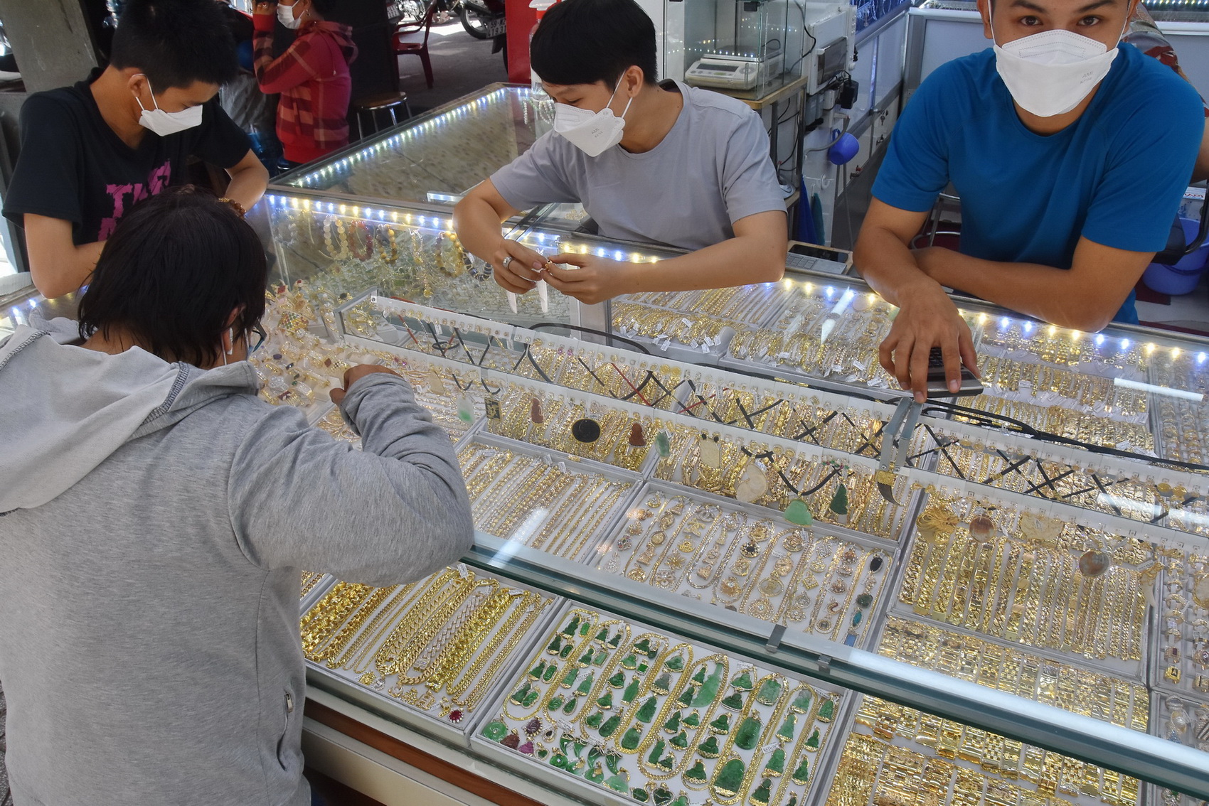 Gi&aacute; v&agrave;ng h&ocirc;m nay 14-8: Gi&aacute; v&agrave;ng SJC vẫn qu&aacute; cao so với thế giới - Ảnh 1.
