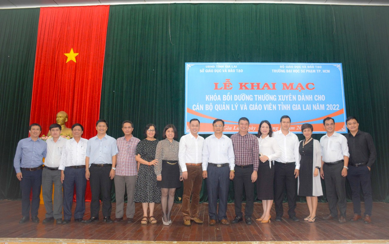Khai giảng khóa bồi dưỡng chuyên đề và mô đun 6,7 cho cán bộ quản lý giáo dục và giáo viên - Ảnh 1.
