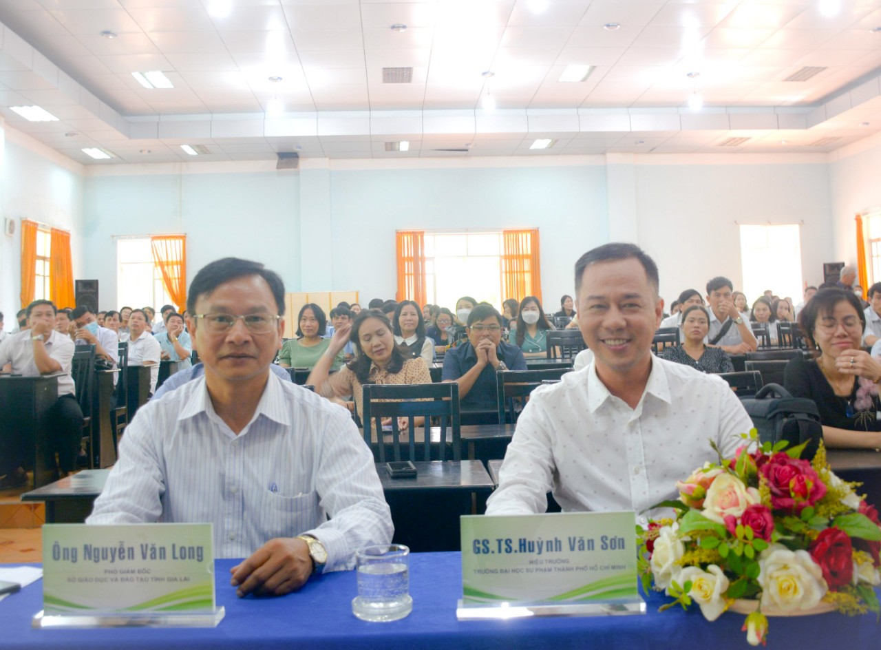 Khai giảng khóa bồi dưỡng chuyên đề và mô đun 6,7 cho cán bộ quản lý giáo dục và giáo viên - Ảnh 2.