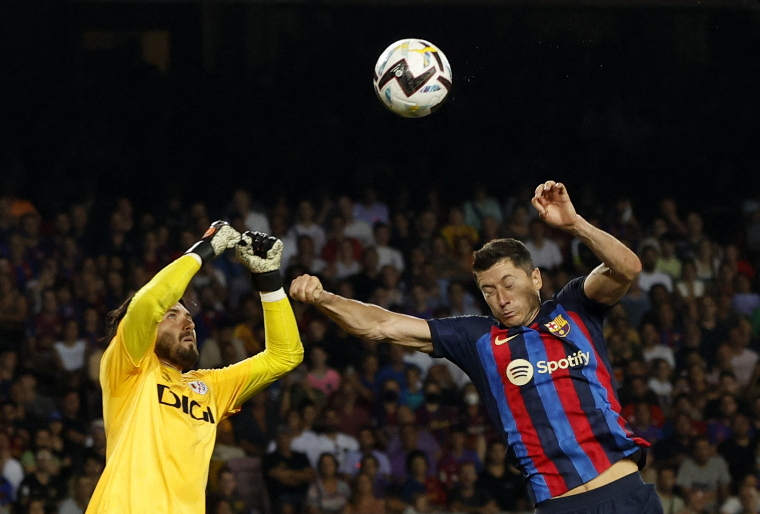 Barcelona mất điểm trước Vallecano, thót tim ngày khai mạc - Ảnh 3.