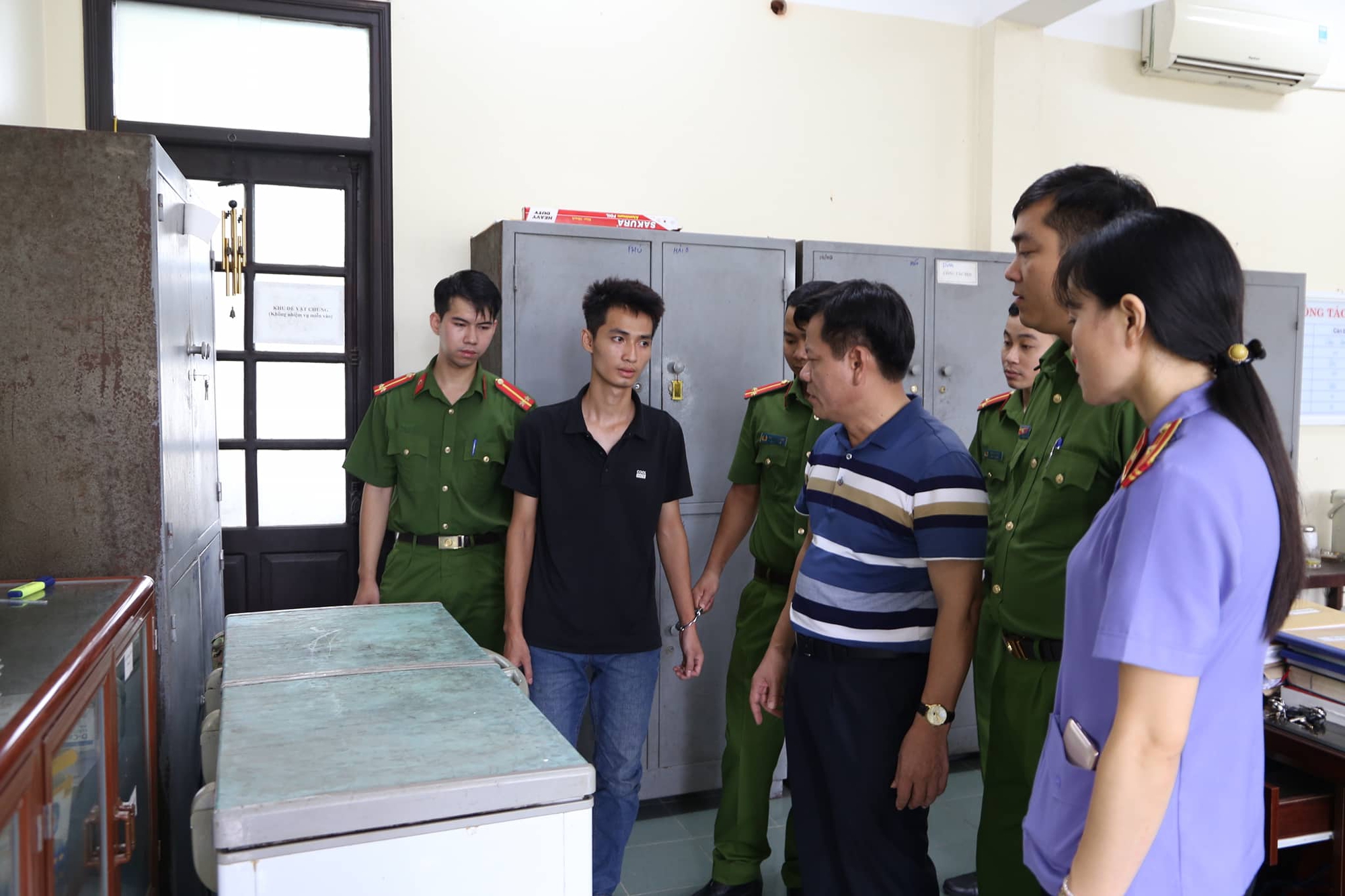 Khởi tố kẻ th&iacute;t cổ, nh&eacute;t b&eacute; 3 tuổi v&agrave;o tủ cấp đ&ocirc;ng - Ảnh 2.