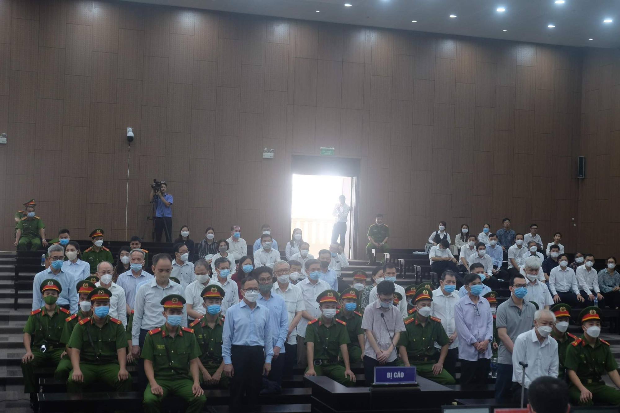 CLIP: Cựu bí thư Bình Dương Trần Văn Nam cùng các đồng phạm bị dẫn giải tới tòa - Ảnh 15.