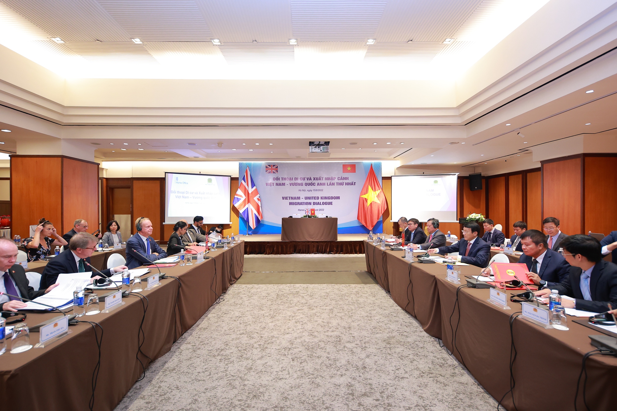 Thứ trưởng C&ocirc;ng an Lương Tam Quang đồng chủ tr&igrave; đối thoại với Anh về di cư v&agrave; xuất nhập cảnh - Ảnh 4.