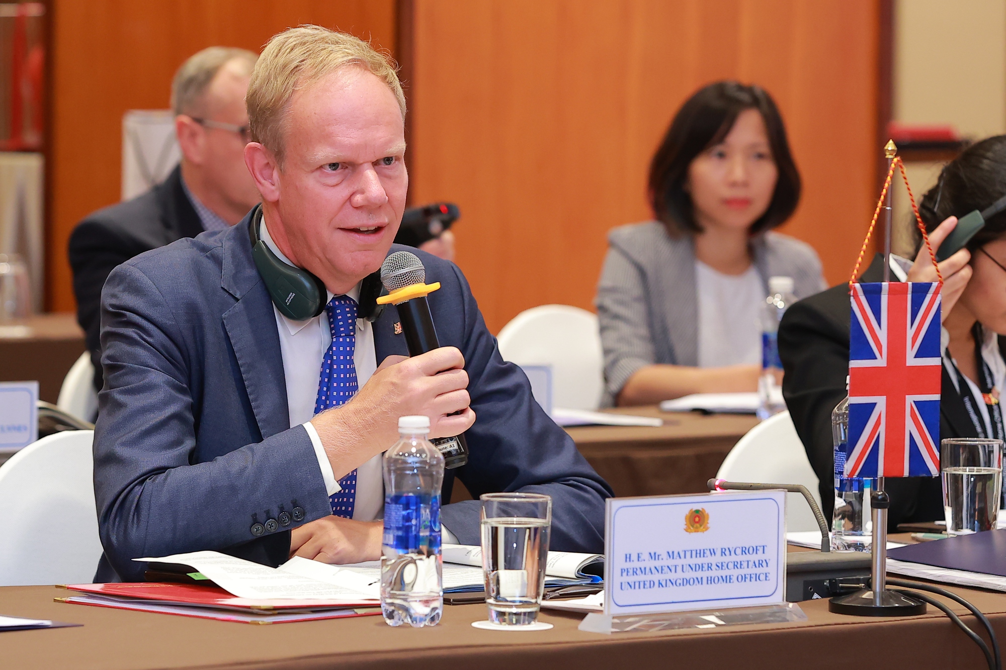 Thứ trưởng C&ocirc;ng an Lương Tam Quang đồng chủ tr&igrave; đối thoại với Anh về di cư v&agrave; xuất nhập cảnh - Ảnh 7.