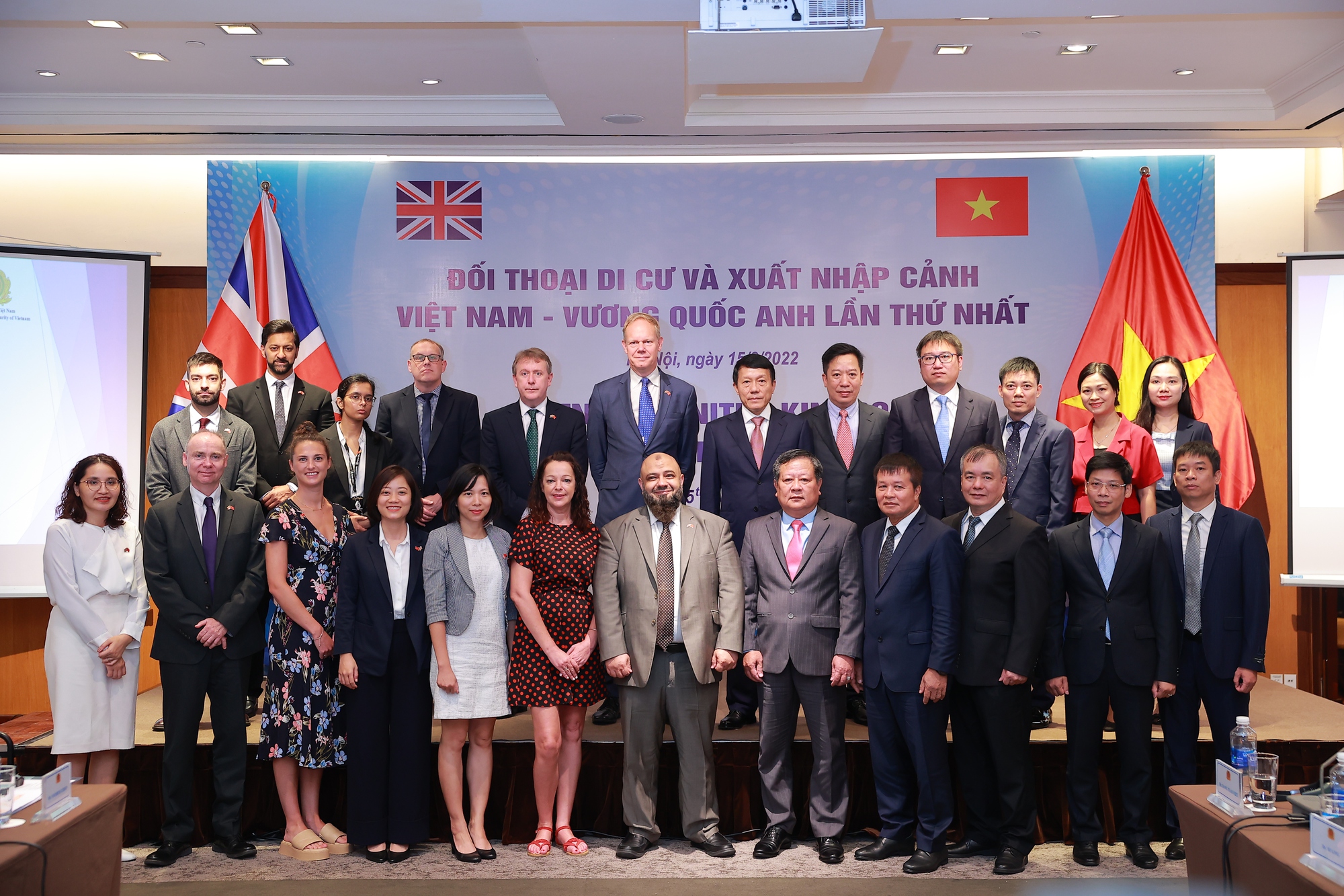 Thứ trưởng C&ocirc;ng an Lương Tam Quang đồng chủ tr&igrave; đối thoại với Anh về di cư v&agrave; xuất nhập cảnh - Ảnh 3.