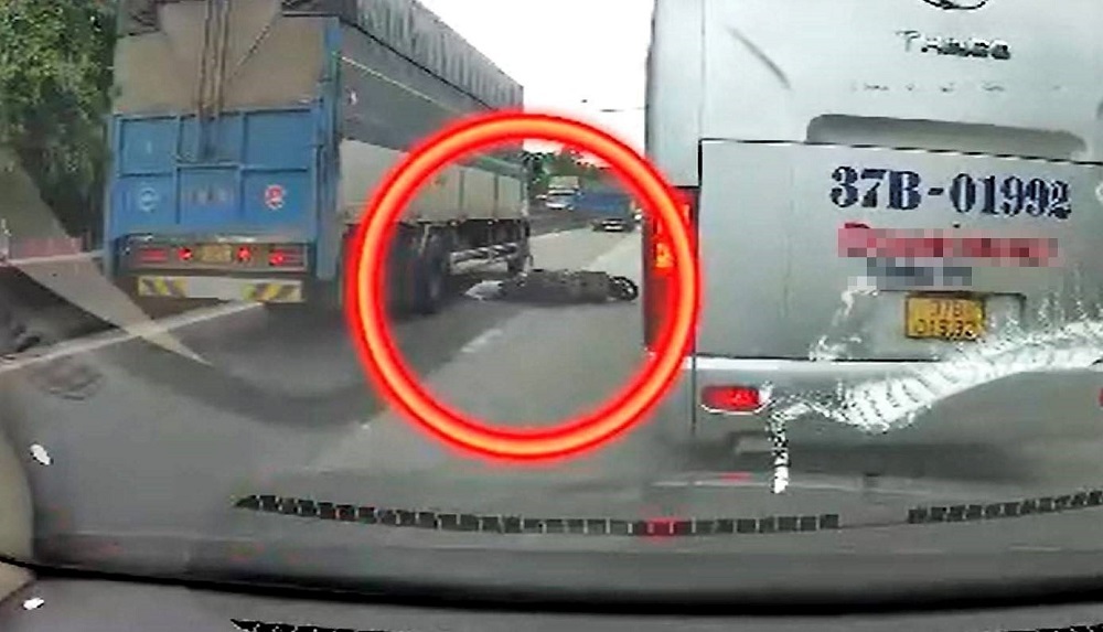 CLIP: Tho&aacute;t chết trong &ldquo;gang tấc&rdquo; khi ng&atilde; xuống ngay đầu xe tải đang chạy - Ảnh 1.