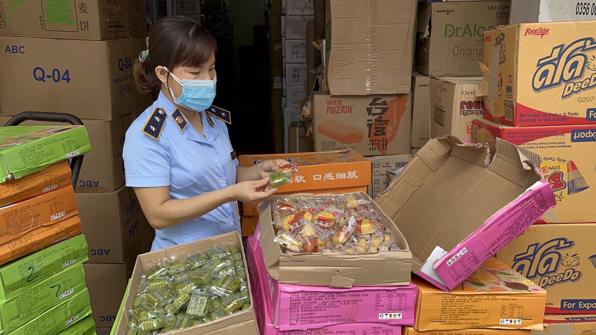 CLIP: Ph&aacute;t hiện gần 11.000 b&aacute;nh trung thu nước ngo&agrave;i gi&aacute; si&ecirc;u rẻ - Ảnh 3.