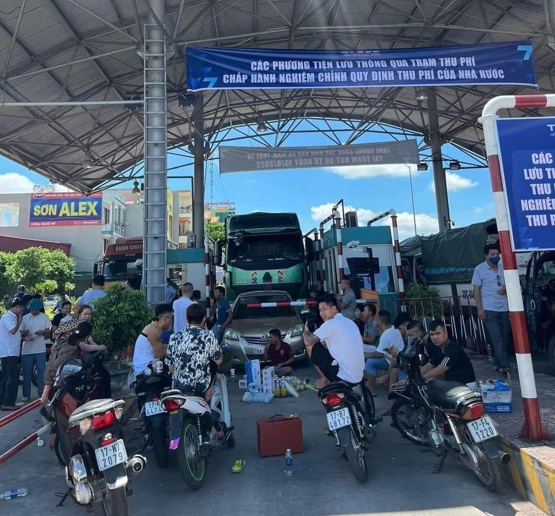 V&aacute;c loa k&eacute;o, đồ ăn uống ngồi chặn trước barrier trạm thu ph&iacute; BOT - Ảnh 1.