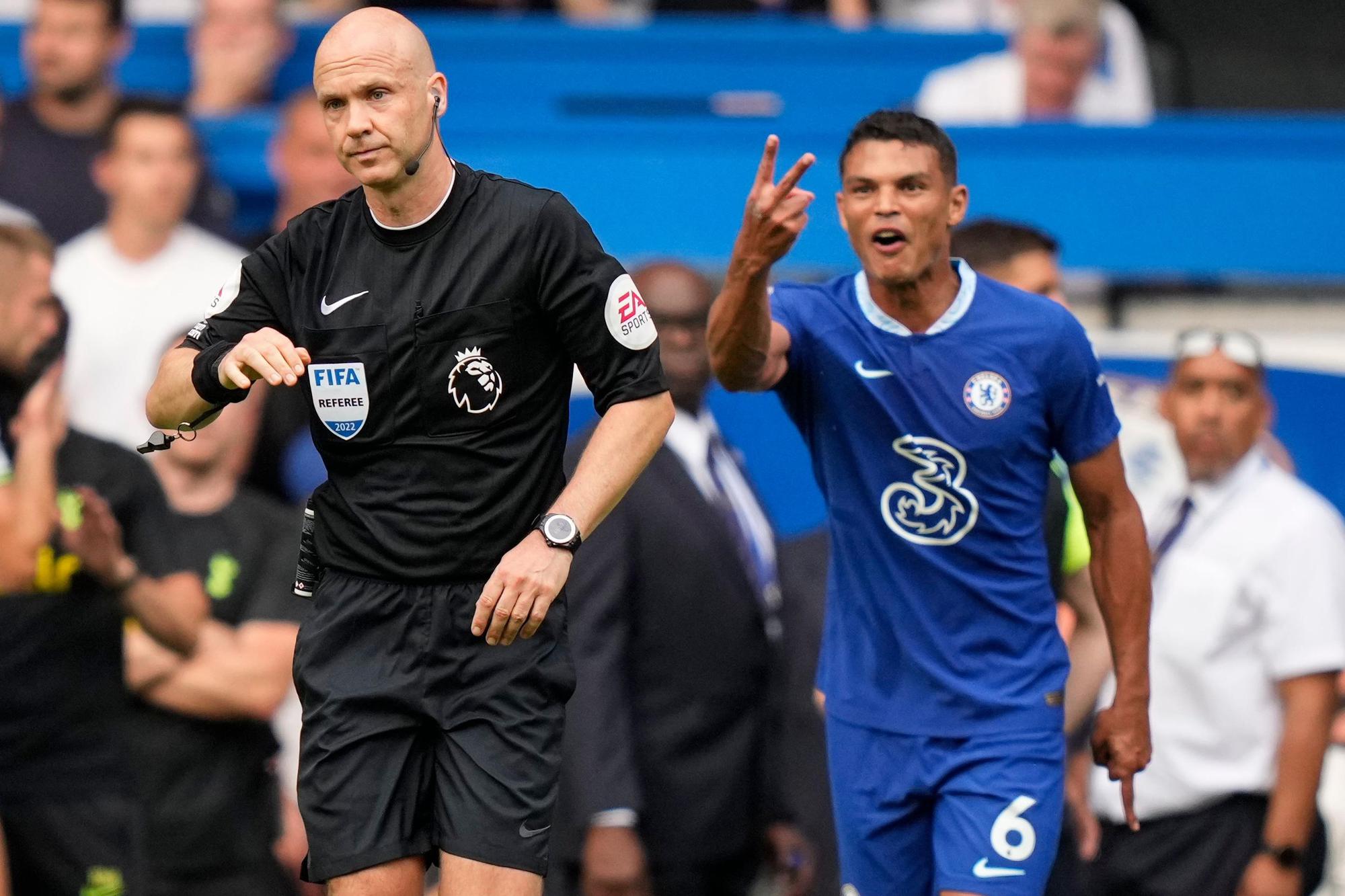 HLV Tuchel bức xúc với trọng tài Anthony Taylor