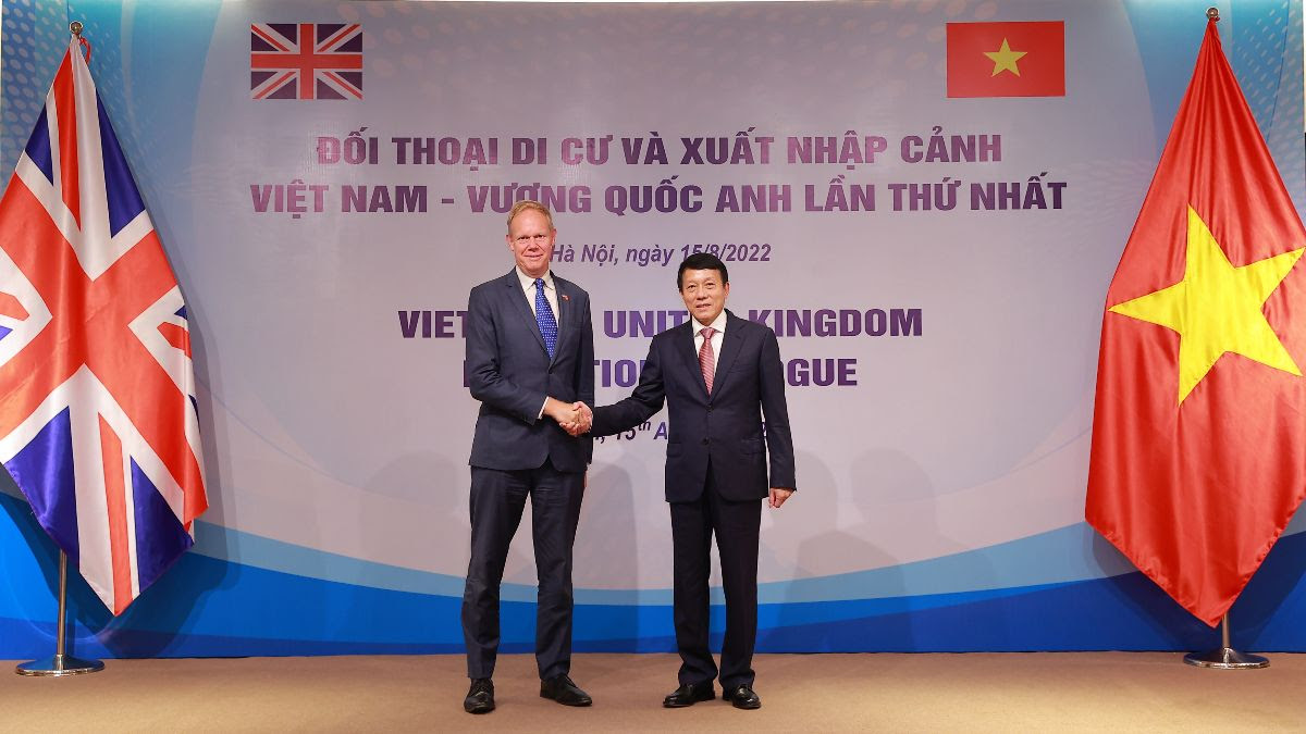 Thứ trưởng C&ocirc;ng an Lương Tam Quang đồng chủ tr&igrave; đối thoại với Anh về di cư v&agrave; xuất nhập cảnh - Ảnh 1.